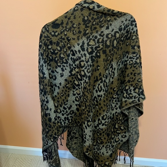 One Size Leopard shawl with fringe - Picture 5 of 6